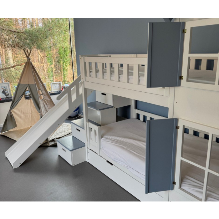 stapelbed met trap, dak en glijbaan